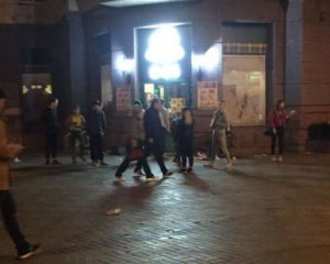 Група підлітків зухвало пограбувала магазин