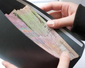 Скільки українців отримують зарплату в конверті