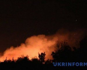 Показали відео масштабних вибухів на складах боєприпасів під Черніговом