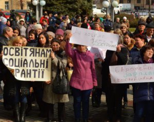 Педагоги выходят на массовые акции протеста