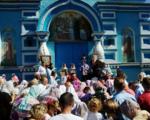 Ледь не заколола: прихильниця Московського патріархату з вилами накинулась на прихожанку УПЦ КП