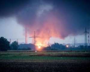 Стовп вогню і вибухи: у повітря злетів російський нафтопереробний завод