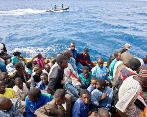 ВМС Марокко обстріляли човен із мігрантами