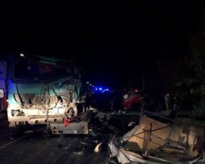 В России произошло жуткое столкновение маршрутки и грузовика, много погибших