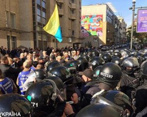 В центре Киева произошла драка между полицией и активистами