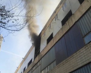 В Киеве тушили масштабный пожар на заводе