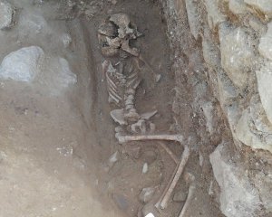 Знайшли поховання 10-річного вампіра