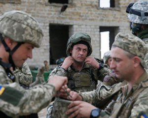 Порошенко пообещал воинам на фронте зарплату от 21 тыс. грн