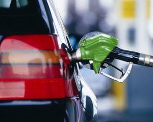 Бензин дешевшає: скільки коштує заправити машину 17 жовтня