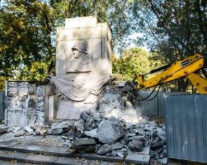 Поляки знесли пам&#039;ятник радянським солдатам і вибісили Росію