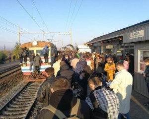 "Задолбало": на Троещине пассажиры протестовали из-за опоздания электрички