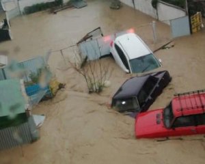 Потік води змивав навіть машини: Росію затопило потужними дощами