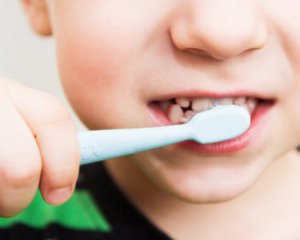 Як правильно доглядати за зубами дітей