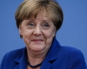 Потиснула &quot;криваву руку диктатора&quot;: Меркель розкритикували політики