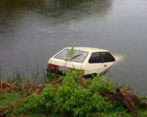 Вирішив поплавати: у Полтаві з річки витягли авто
