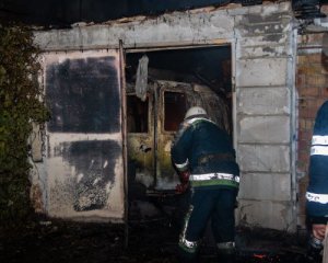 В Киеве горело СТО: уничтожены три машины