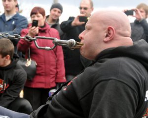 Чоловік зубами протягнув 600-тонне судно