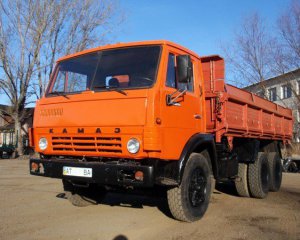 "КамАЗ" розчавив пенсіонерку: момент аварії потрапив на відео