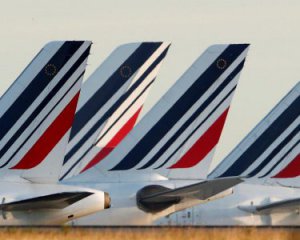 В аеропорту Парижа зіштовхнулися два літаки