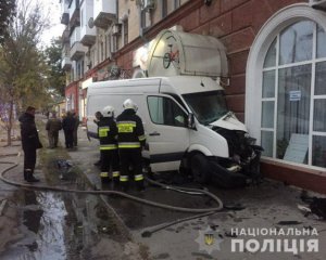 Мікроавтобус протаранив стіну багатоповерхівки і спалахнув