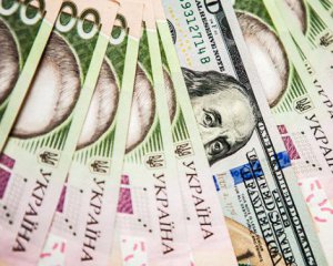 Долар наближається до 28 грн