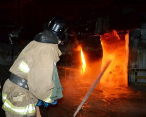 В Киеве на проспекте Науки горели склады с древесиной