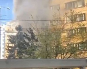 В Киеве горит общежитие
