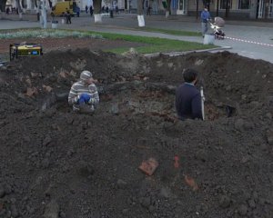 В центре Полтавы вырыли 2-метровую яму: будут устанавливать елку