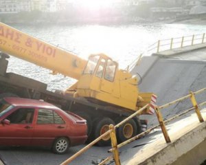 Слишком тяжелый: автомобильный кран разрушил мост