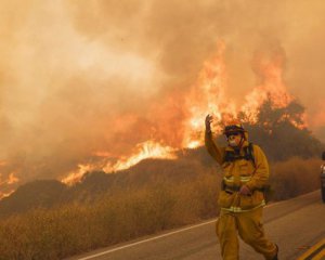 Масштабна пожежа в Каліфорнії зруйнувала місто: показали моторошні відео