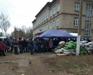 Вместе с бюллетенем предлагают дешевый хлеб: как проходят выборы на Донбассе