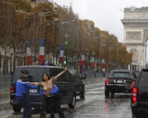 Трампа в Парижі зустріли активістки Femen