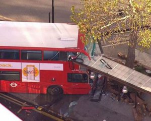 Двухэтажный автобус влетел в остановку: 20 пострадавших