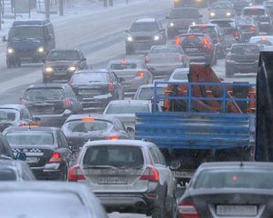 Затори на засніжених дорогах: розповіли про причини