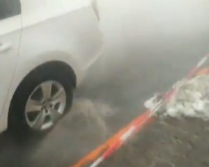 "Тепер там баня" - у Києві прорвало трубу з гарячою водою