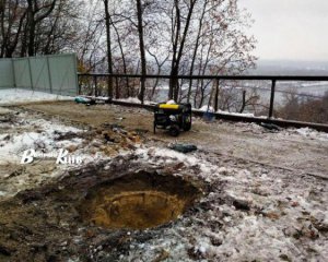Несмотря на снег - археологи взялись раскапывать Владимирскую горку