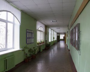 Била рюкзаком по голове: в России учительница набросилась на ученика