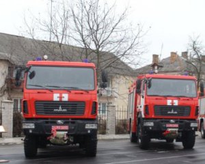 Не доехали на вызов: пожарное авто провалилось под асфальт