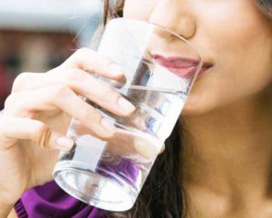 Медики пояснили, чому  небезпечно пити багато води