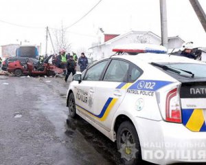 На Прикарпатті зіштовхнулися 2 легковики і автобус: є жертви