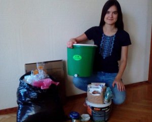 Наталя Романюк вдома сортує сміття
