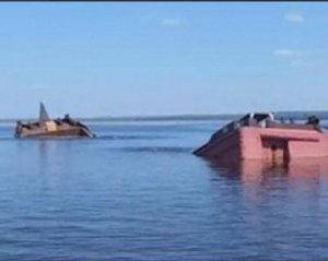 Поблизу окупованого Криму затонула російська баржа