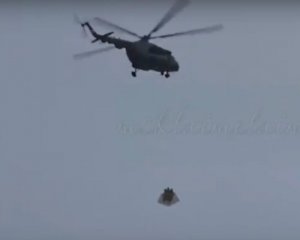 Над Москвой пролетел вертолет с необычным &quot;грузом&quot;