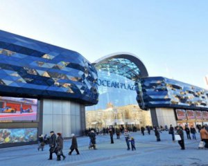 Хаос на паркінгу і зали в диму: з Ocean Plaza евакуюють людей