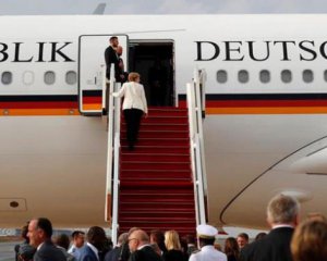 Самолет Меркель совершил экстренную посадку