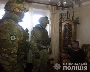 У столиці чоловік забарикадувався у квартирі і насильно утримував матір