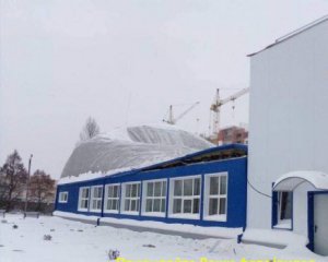 Не витримав снігопаду: у школі обвалився дах