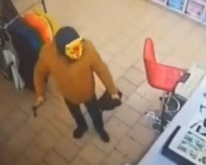 Мужчина в маске кота и с топором пытался ограбить магазин