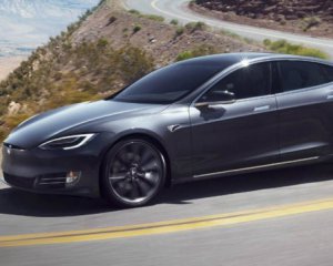 Пʼяний водій Tesla спав за кермом на швидкості понад 100 км/год
