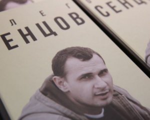 Видали англомовну біографію Сенцова